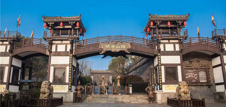夕阳西下，父与子相伴的温馨画面，令人不禁泪目